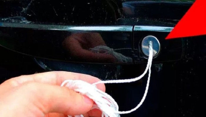 Δείτε πως να ξεκλειδώσετε το αμάξι σας σε λιγότερο από 30 δεύτερα αν ποτέ χάσετε τα κλειδιά σας (βίντεο)